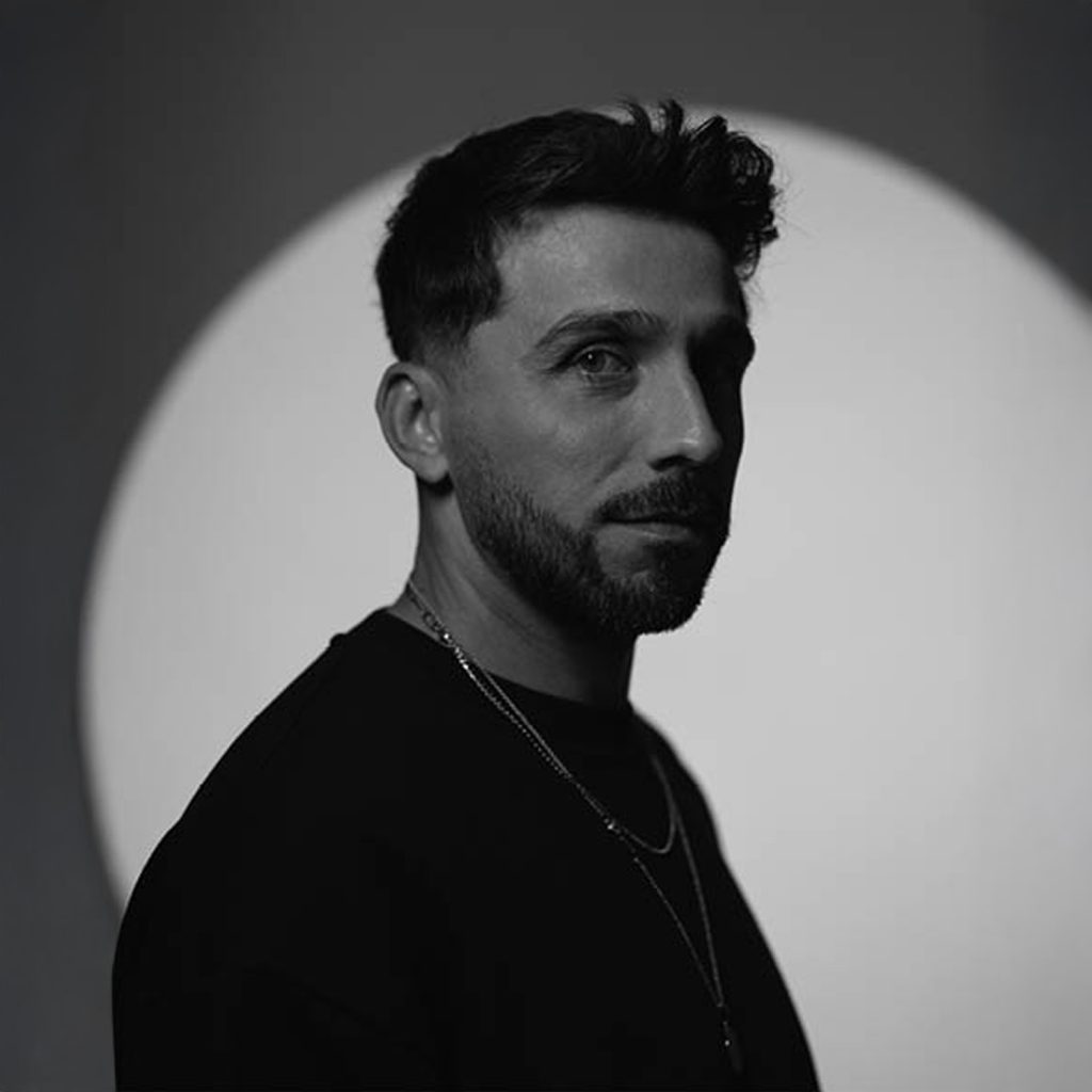 Dj Malasiano na YYY Music. A sua versatilidade leva-o desde o House ao Techno, passando pelo Deep House e Techno Melódico.