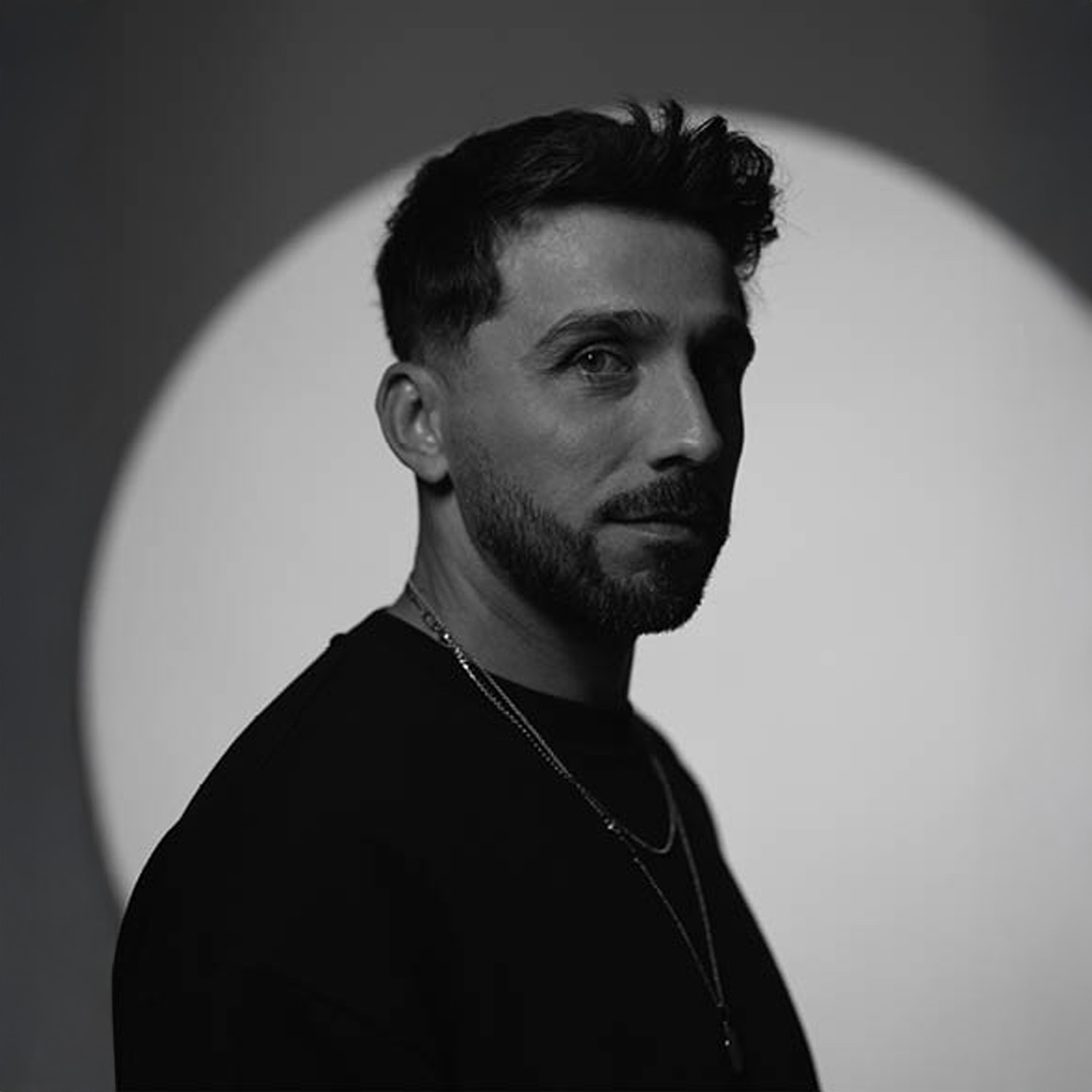 Dj Malasiano na YYY Music. A sua versatilidade leva-o desde o House ao Techno, passando pelo Deep House e Techno Melódico.