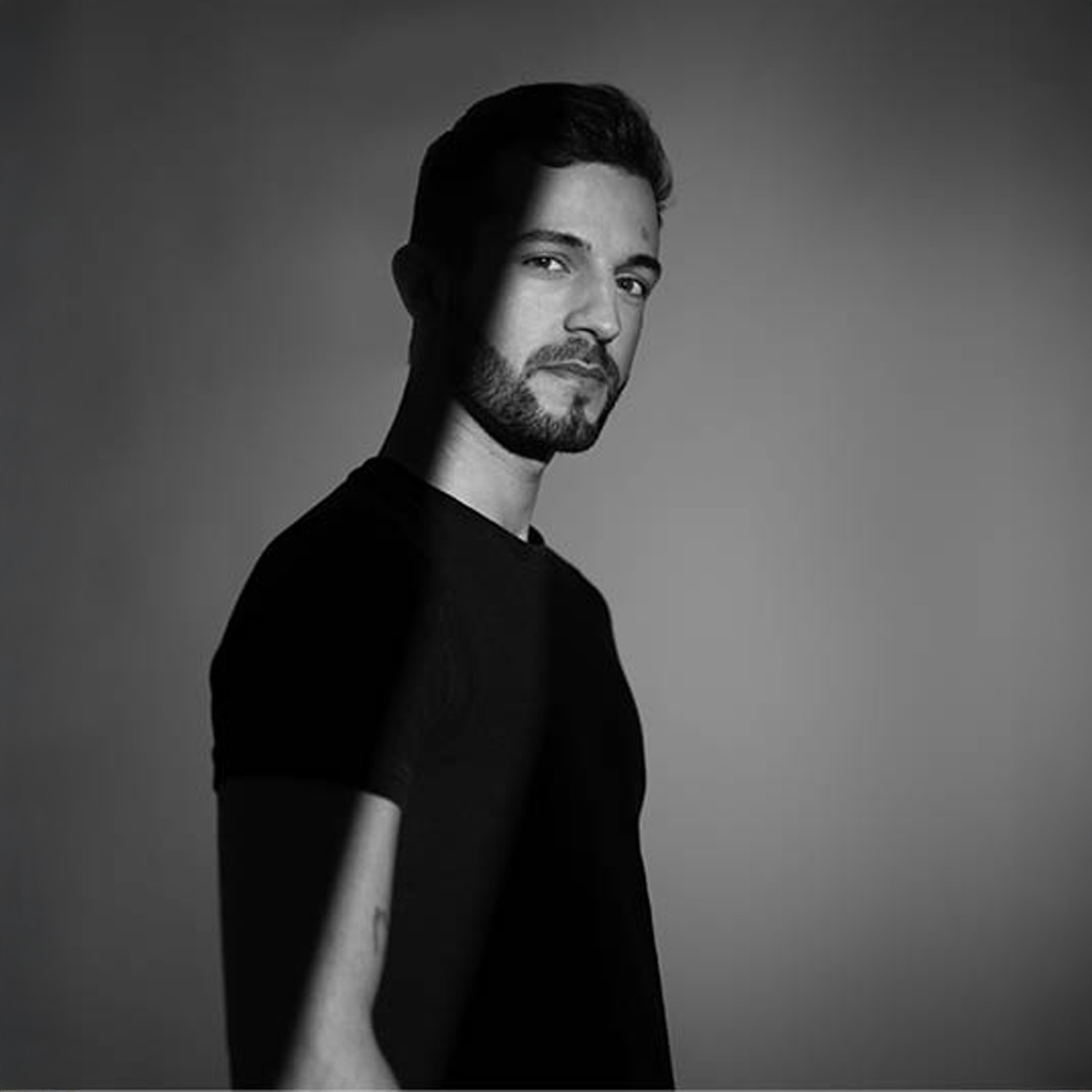 DJ Villager na YYY Music, géneros Techno, Peak & Driving Techno e Progressivo