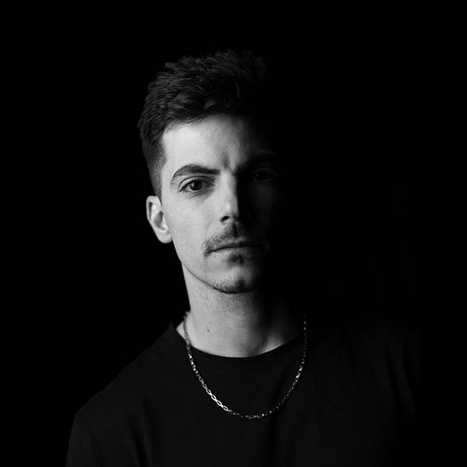 Kliper é DJ da YYY Music. Dinâmico, perfeccionista e vanguardista.