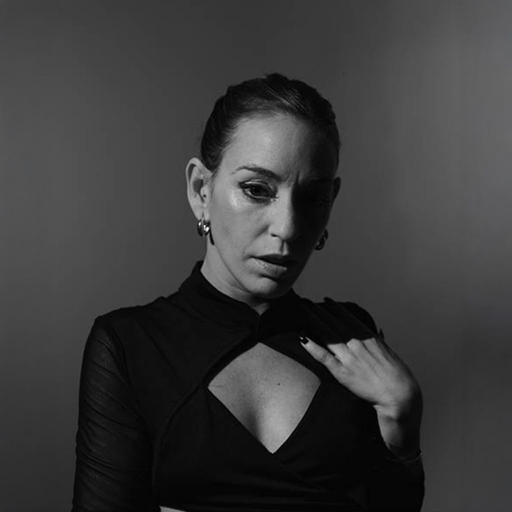 DJ PIPPA na YYY Music, energia pulsante e high-frequency beats, transcende o mero entretenimento.