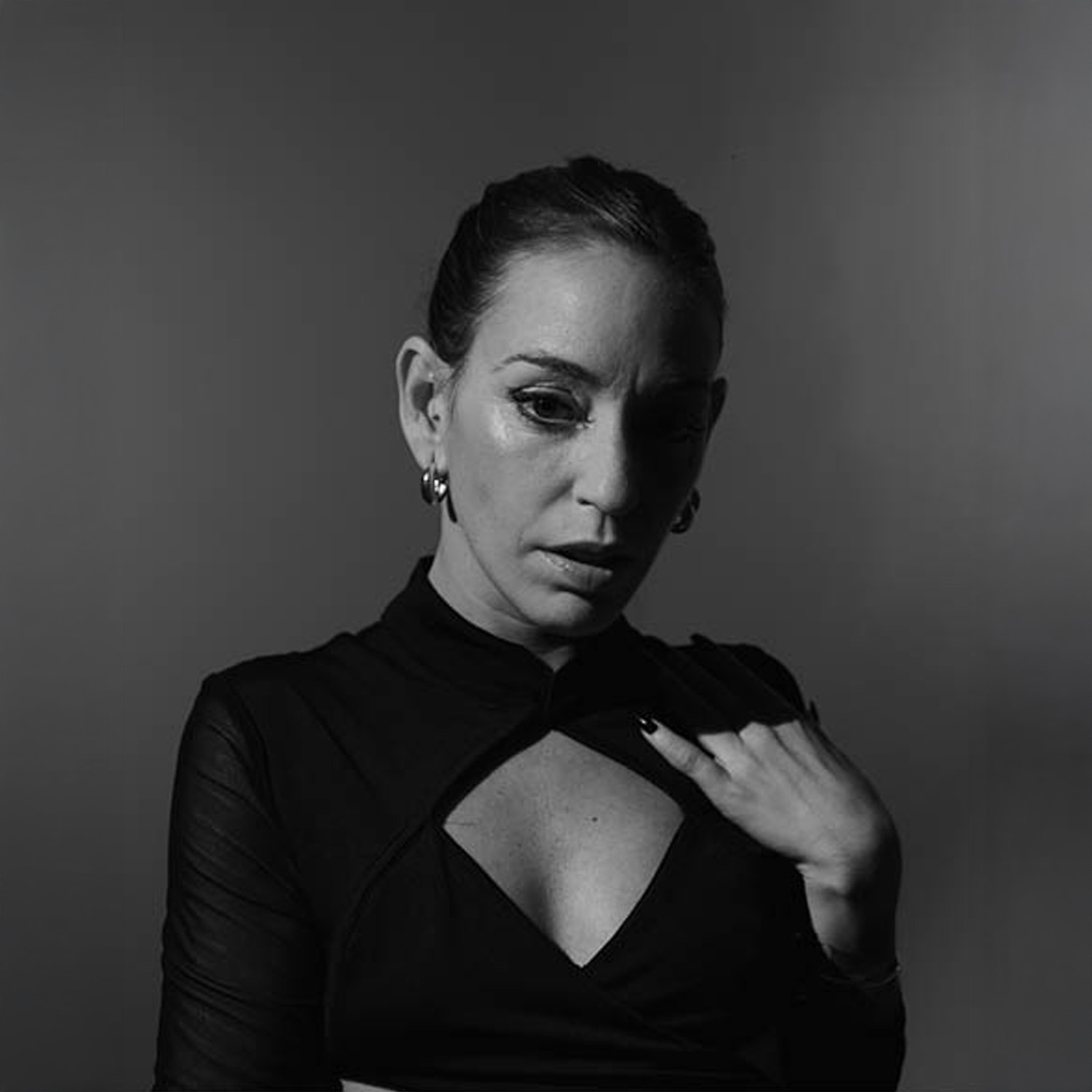 yyymusic_artistas_DJ_PIPPA DJ PIPPA na YYY Music, energia pulsante e high-frequency beats, transcende o mero entretenimento.