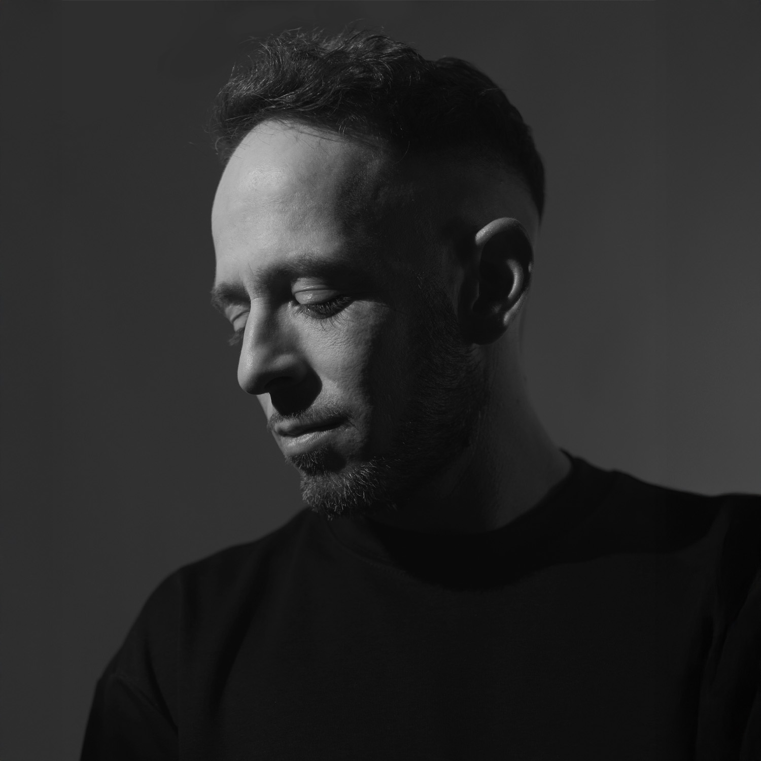 DJ Roddes na YYY Music, eclético, energético e inovador. Uma experiência imersiva, onde a música atua como o fio condutor que conecta pessoas e desperta emoções.