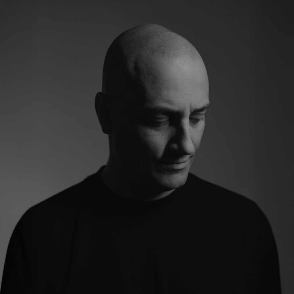 DJ Vanhell, fundador da YYY Music. A sua identidade musical é uma simbiose de estilos, imersiva e envolvente.