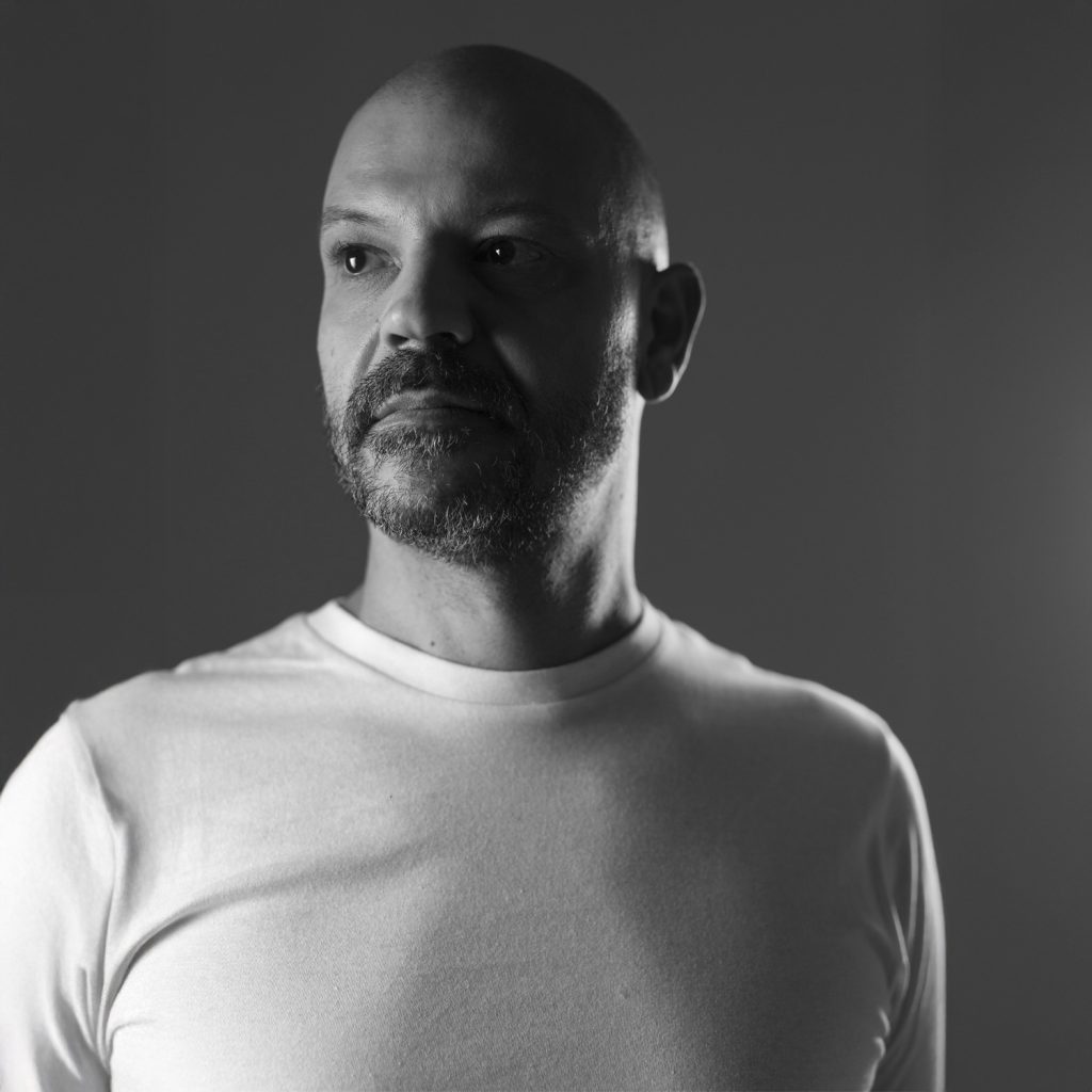 DJ HUMA-NØYD na YYY Music, com a sua sua música, intensa e à frente do seu tempo, conduz os ouvintes por paisagens sonoras etéreas e subterrâneas, proporcionando uma experiência magnética e inesquecível.